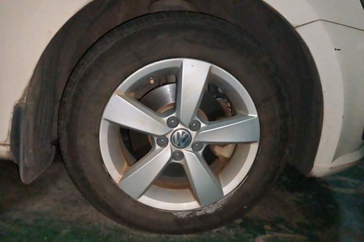Used Volkswagen Gran Lavida 2013 1.6L Automatic Fashion Model Right Front Wheel Hub