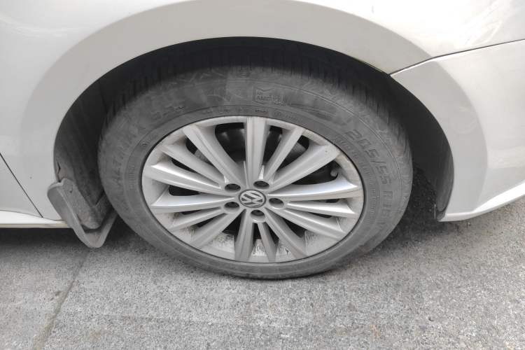 Used Volkswagen Gran Lavida 2013 1.6L Automatic Comfort Model Right Front Wheel Hub