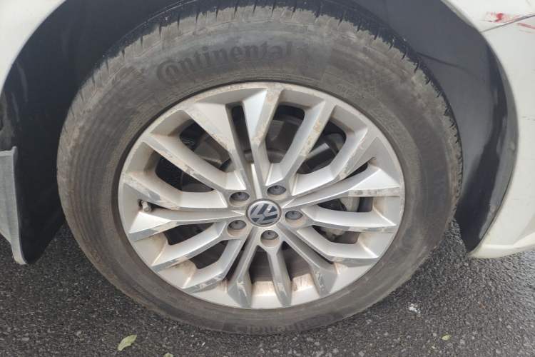 Used Volkswagen Gran Lavida 2013 1.6L Automatic Luxury Model Right Front Wheel Hub