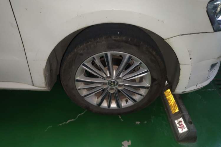 Used Volkswagen Gran Lavida 2013 1.6L Automatic Comfort Model Right Front Wheel Hub