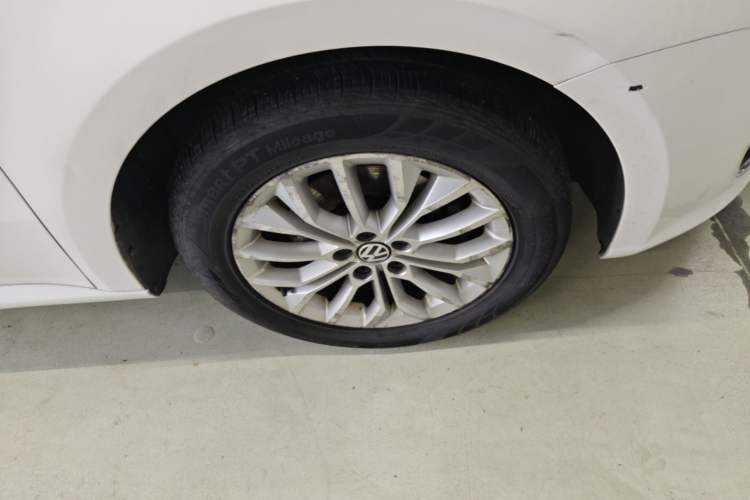 Used Volkswagen Gran Lavida 2013 1.4 TSI Automatic Comfort Model Right Front Wheel Hub