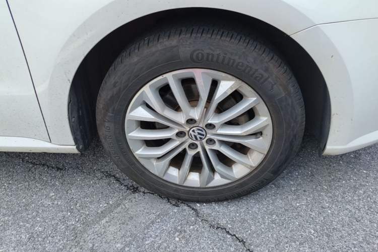 Used Volkswagen Gran Lavida 2013 1.6L Automatic Luxury Model Right Front Wheel Hub