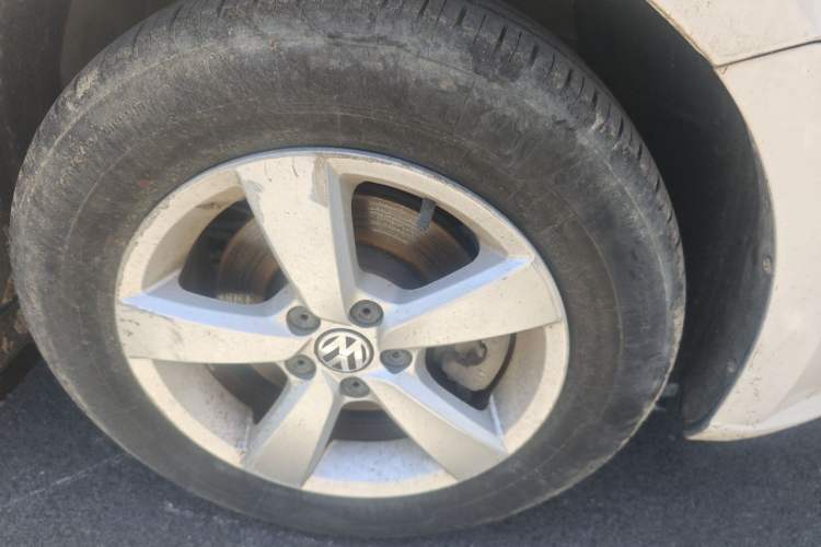 Used Volkswagen Gran Lavida 2013 1.6L Manual Fashion Model Right Front Wheel Hub