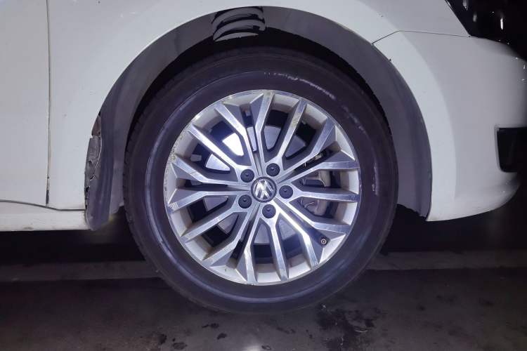 Used Volkswagen Gran Lavida 2013 1.4 TSI Automatic Luxury Model Right Front Wheel Hub