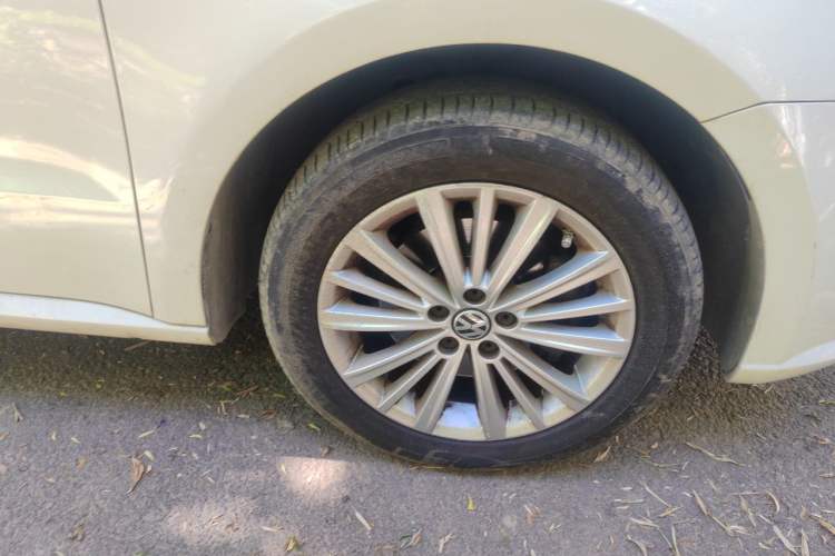 Used Volkswagen Gran Lavida 2013 1.4 TSI Automatic Comfort Model Right Front Wheel Hub