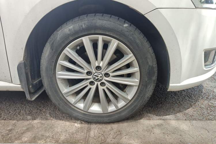 Used Volkswagen Gran Lavida 2013 1.6L Automatic Comfort Model Right Front Wheel Hub
