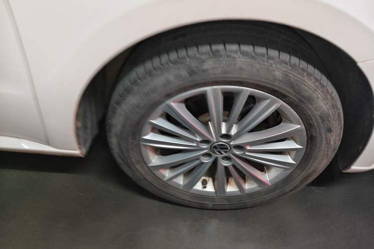 Used Volkswagen Gran Lavida 2013 1.6L Automatic Comfort Model Right Front Wheel Hub
