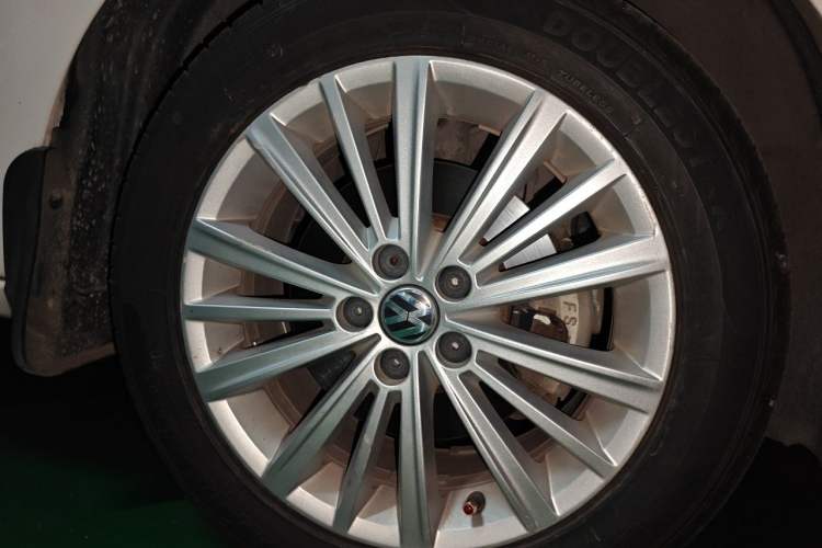 Used Volkswagen Gran Lavida 2013 1.6L Manual Comfort Model Right Front Wheel Hub