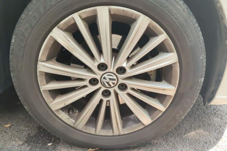 Used Volkswagen Gran Lavida 2013 1.6L Automatic Comfort Model Right Front Wheel Hub