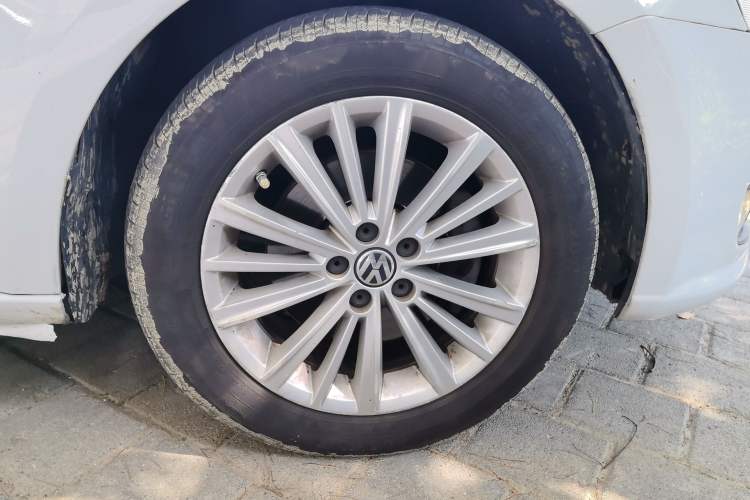 Used Volkswagen Gran Lavida 2013 1.4 TSI Manual Comfort Model Right Front Wheel Hub