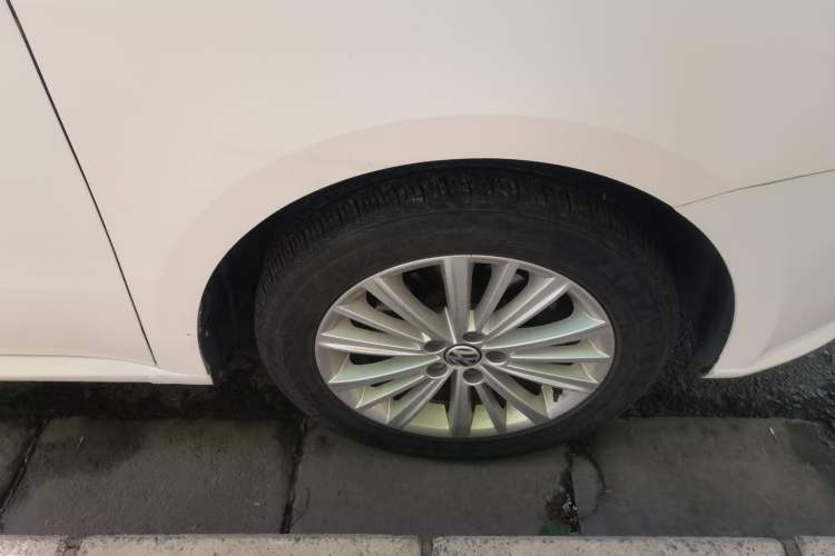 Used Volkswagen Gran Lavida 2013 1.6L Automatic Comfort Model Right Front Wheel Hub