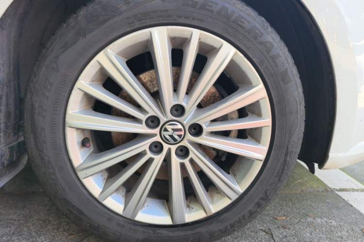 Used Volkswagen Gran Lavida 2013 1.6L Automatic Comfort Model Right Front Wheel Hub