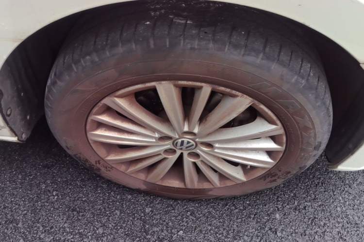 Used Volkswagen Gran Lavida 2013 1.4 TSI Automatic Comfort Model Right Front Wheel Hub