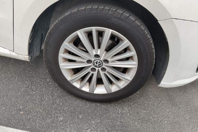 Used Volkswagen Gran Lavida 2013 1.4 TSI Automatic Comfort Model Right Front Wheel Hub