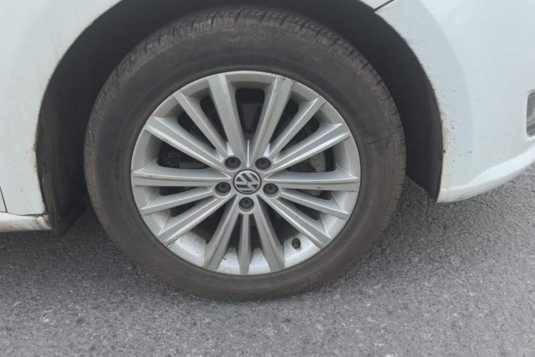 Used Volkswagen Gran Lavida 2013 1.6L Automatic Comfort Model Right Front Wheel Hub