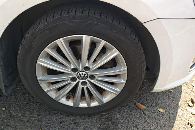 Used Volkswagen Gran Lavida 2013 1.6L Automatic Comfort Model Right Front Wheel Hub