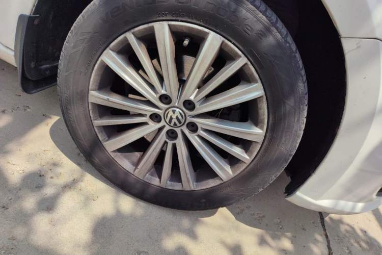 Used Volkswagen Gran Lavida 2013 1.4 TSI Automatic Comfort Model Right Front Wheel Hub