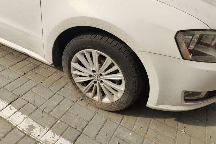 Used Volkswagen Gran Lavida 2013 1.6L Automatic Comfort Model Right Front Wheel Hub