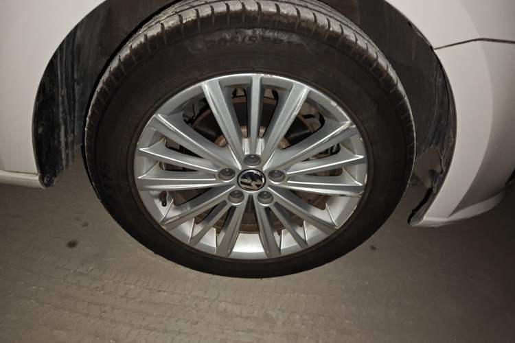 Used Volkswagen Gran Lavida 2013 1.6L Automatic Comfort Model Right Front Wheel Hub