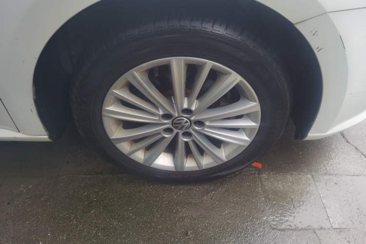 Used Volkswagen Gran Lavida 2013 1.6L Automatic Comfort Model Right Front Wheel Hub