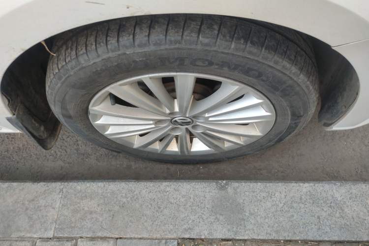 Used Volkswagen Gran Lavida 2013 1.6L Manual Comfort Model Right Front Wheel Hub