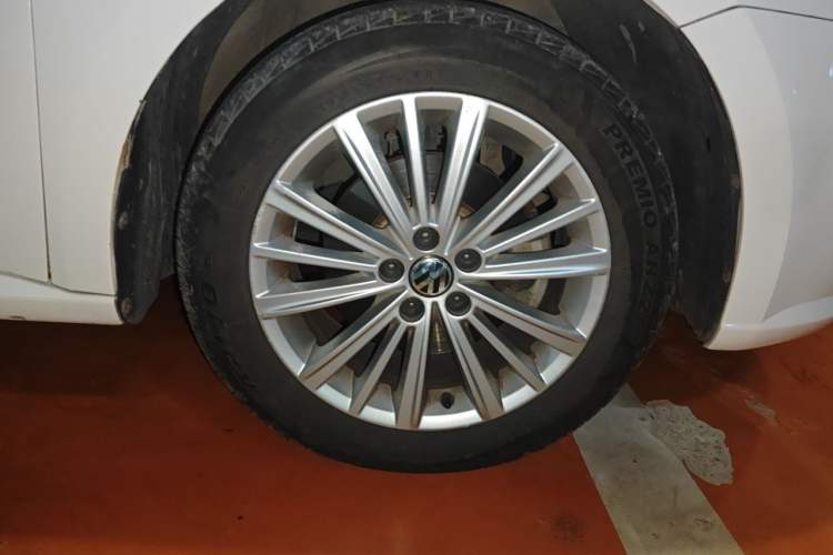Used Volkswagen Gran Lavida 2013 1.6L Automatic Comfort Model Right Front Wheel Hub