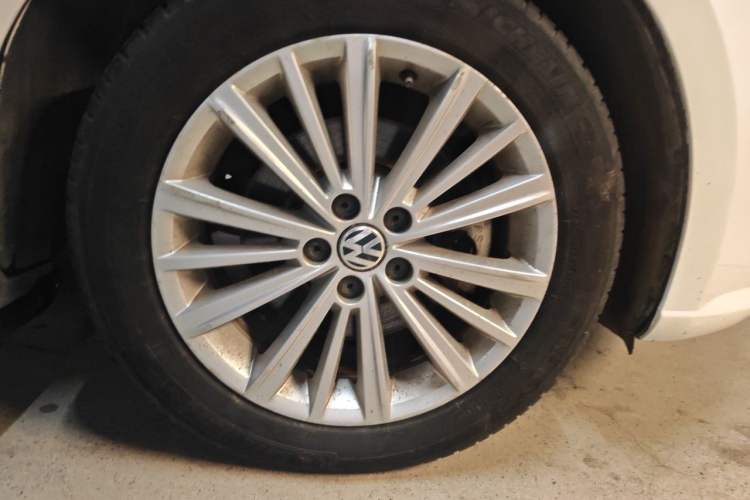 Used Volkswagen Gran Lavida 2013 1.6L Automatic Comfort Model Right Front Wheel Hub
