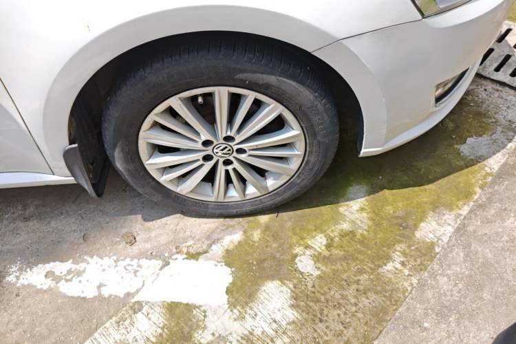 Used Volkswagen Gran Lavida 2013 1.6L Automatic Comfort Model Right Front Wheel Hub