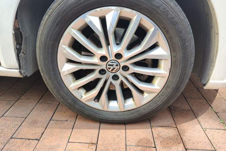 Used Volkswagen Gran Lavida 2013 1.4 TSI Automatic Luxury Model Right Front Wheel Hub