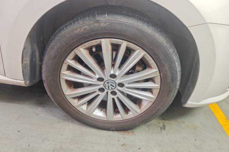 Used Volkswagen Gran Lavida 2013 1.4 TSI Automatic Comfort Model Right Front Wheel Hub