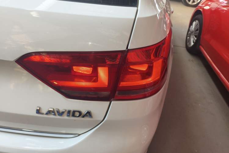 Used Volkswagen Gran Lavida 2013 1.6L Automatic Comfort Model Right Rear Taillight