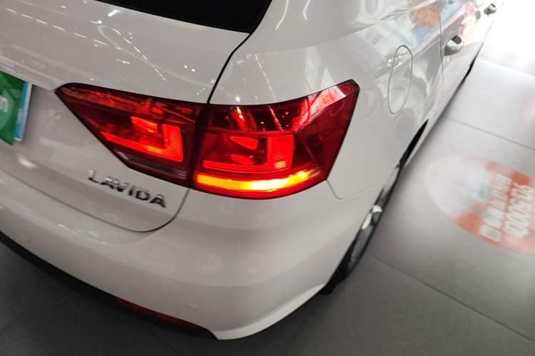 Used Volkswagen Gran Lavida 2013 1.6L Automatic Fashion Model Right Rear Taillight