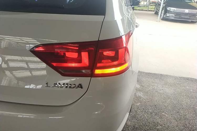 Used Volkswagen Gran Lavida 2013 1.6L Automatic Fashion Model Right Rear Taillight