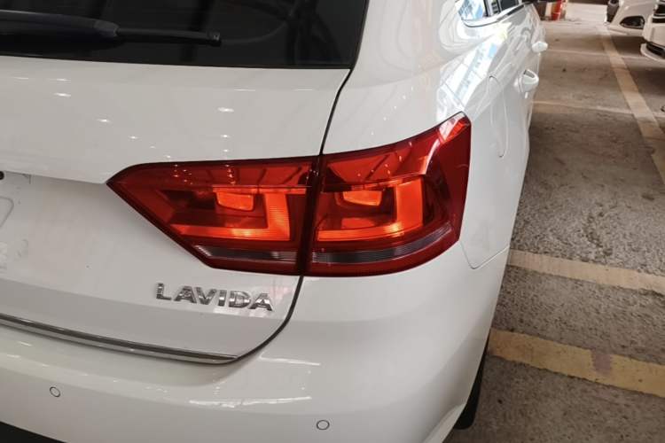 Used Volkswagen Gran Lavida 2013 1.6L Automatic Comfort Model Right Rear Taillight