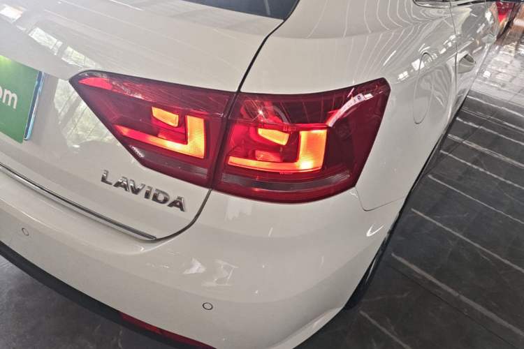 Used Volkswagen Gran Lavida 2013 1.6L Automatic Comfort Model Right Rear Taillight