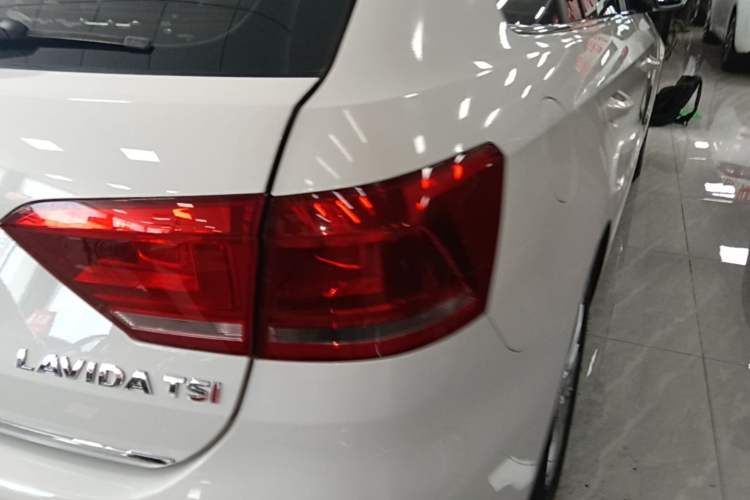 Used Volkswagen Gran Lavida 2013 1.4 TSI Automatic Comfort Model Right Rear Taillight