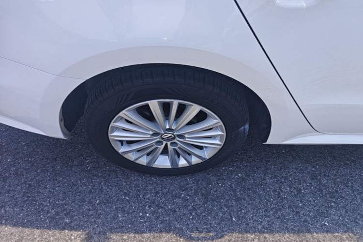 Used Volkswagen Gran Lavida 2013 1.6L Automatic Comfort Model Right Rear Wheel Hub
