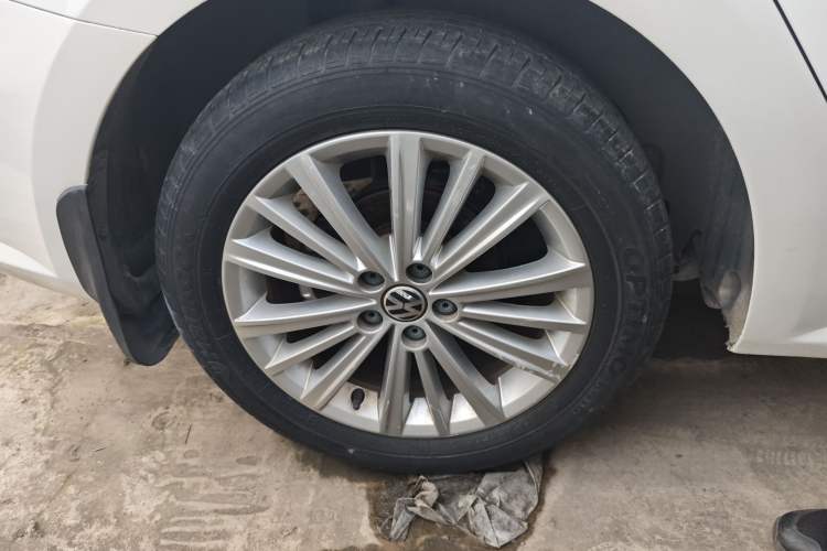 Used Volkswagen Gran Lavida 2013 1.6L Automatic Comfort Model Right Rear Wheel Hub
