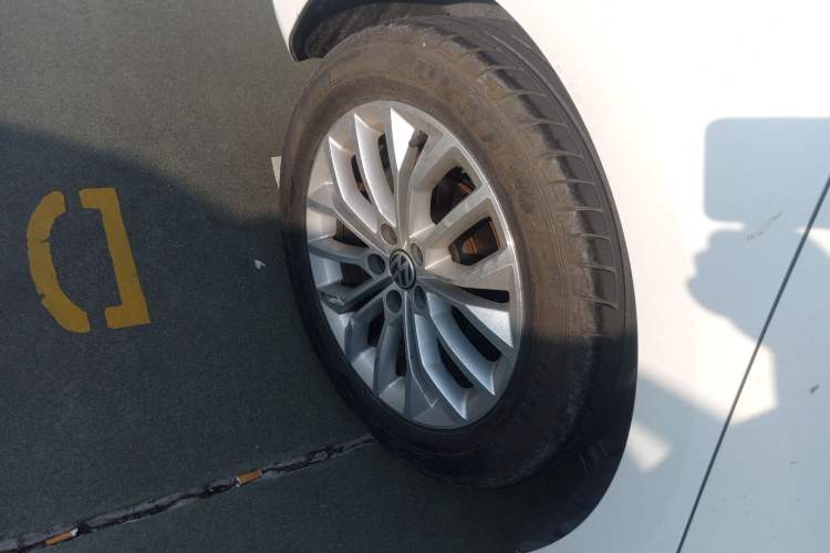 Used Volkswagen Gran Lavida 2013 1.6L Automatic Luxury Model Right Rear Wheel Hub