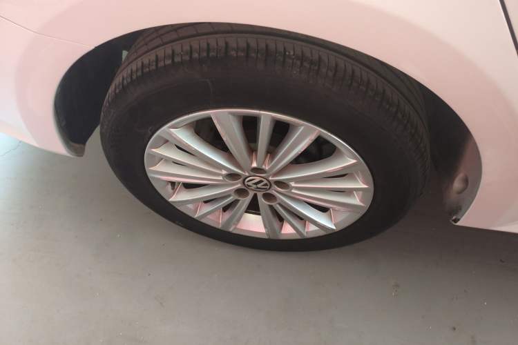 Used Volkswagen Gran Lavida 2013 1.6L Automatic Comfort Model Right Rear Wheel Hub