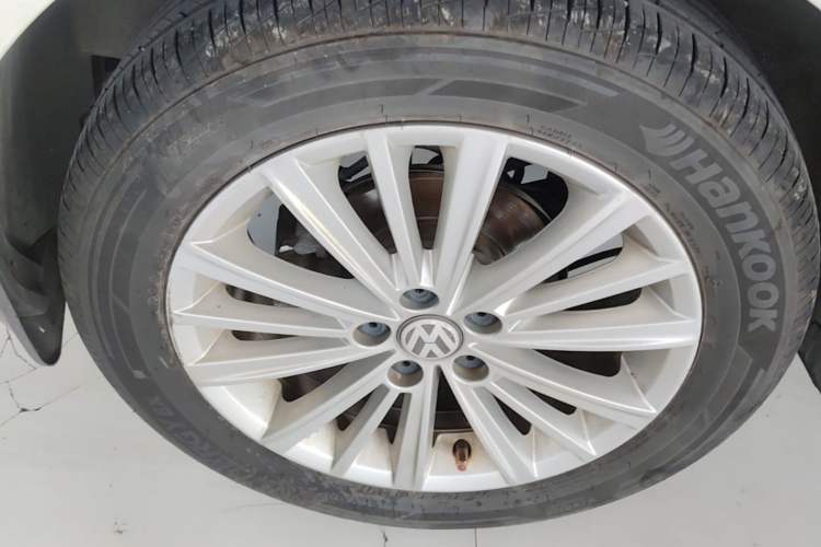 Used Volkswagen Gran Lavida 2013 1.6L Automatic Comfort Model Right Rear Wheel Hub