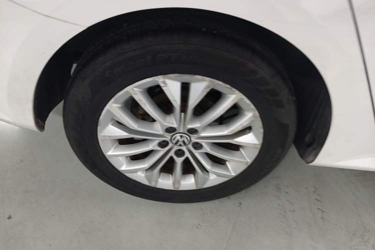 Used Volkswagen Gran Lavida 2013 1.4 TSI Automatic Luxury Model Right Rear Wheel Hub