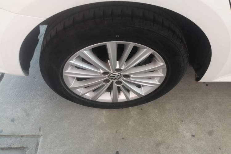 Used Volkswagen Gran Lavida 2013 1.4 TSI Automatic Comfort Model Right Rear Wheel Hub