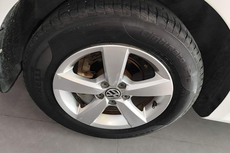 Used Volkswagen Gran Lavida 2013 1.6L Automatic Fashion Model Right Rear Wheel Hub