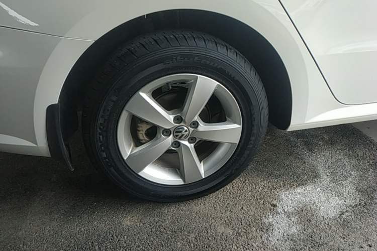 Used Volkswagen Gran Lavida 2013 1.6L Automatic Fashion Model Right Rear Wheel Hub