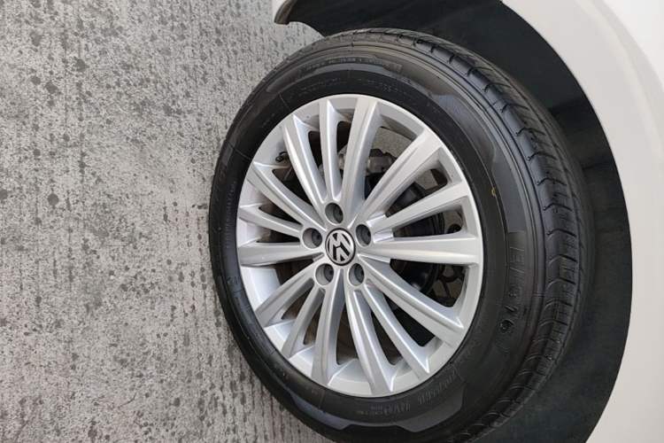 Used Volkswagen Gran Lavida 2013 1.6L Manual Comfort Model Right Rear Wheel Hub