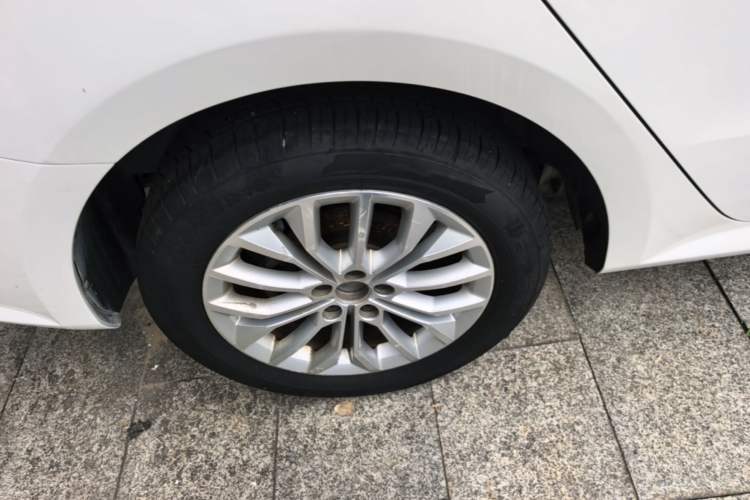 Used Volkswagen Gran Lavida 2013 1.6L Automatic Luxury Model Right Rear Wheel Hub