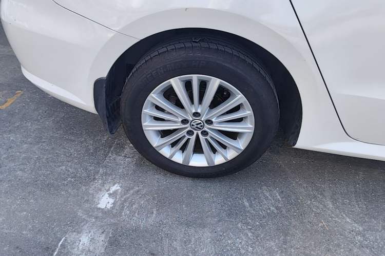 Used Volkswagen Gran Lavida 2013 1.4 TSI Automatic Comfort Model Right Rear Wheel Hub