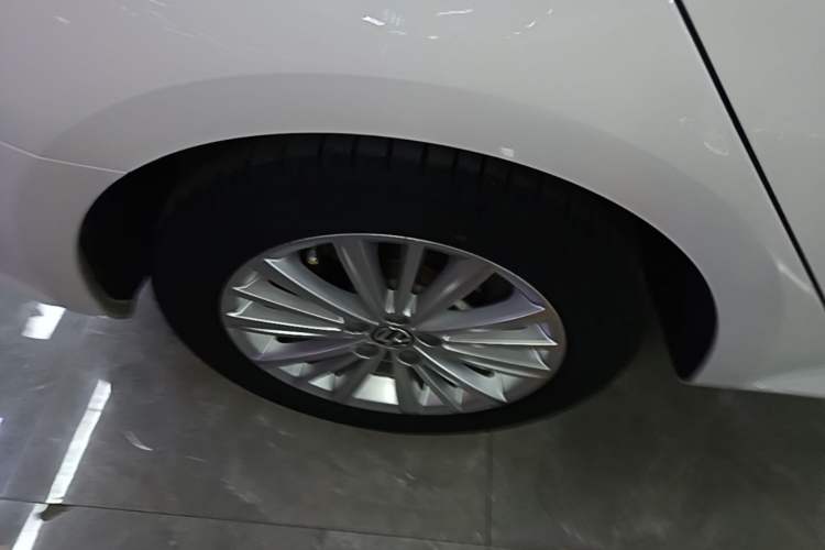 Used Volkswagen Gran Lavida 2013 1.6L Automatic Comfort Model Right Rear Wheel Hub