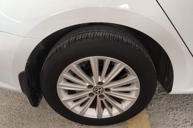 Used Volkswagen Gran Lavida 2013 1.6L Automatic Comfort Model Right Rear Wheel Hub